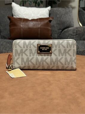 NWT Michael Kors Jet Set Travel MK Signature Zip-Around Wallet in Vanilla